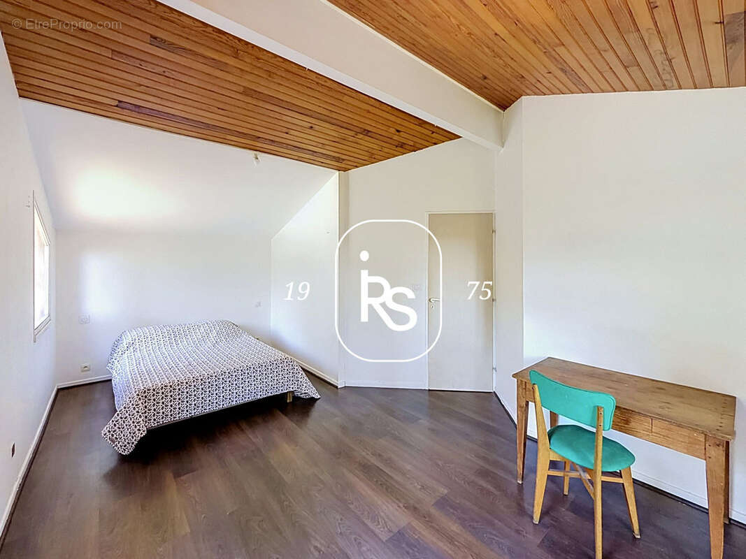 Une lumineuse maison en bois de 143 m2 habitables au milieu d’un terrain arboré de 3407 m2 avec piscine et dép - photo 9