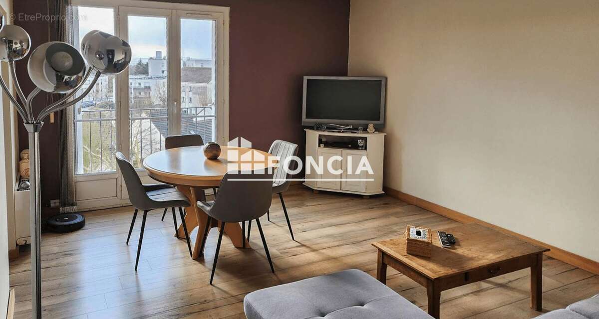  Dernier étage, 3 chambres, aucun travaux, DPE C, ces critères sont difficiles à trouver. Heureusement, cet appartement les réun - photo 2