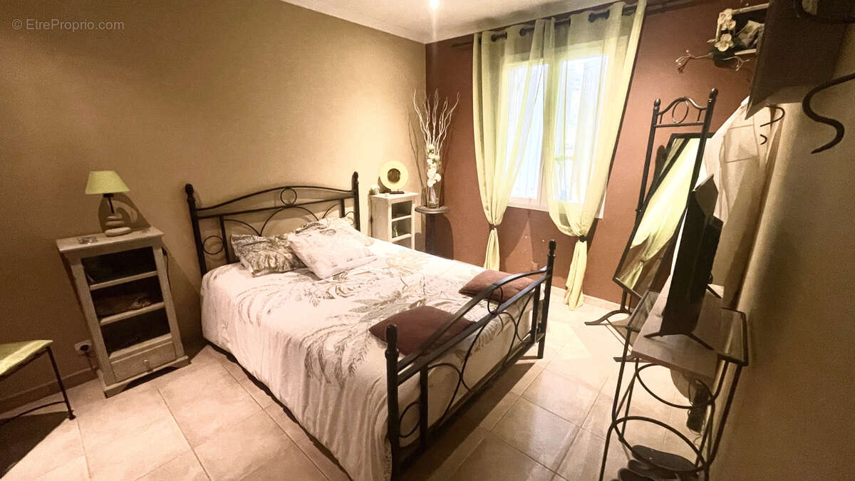 Maison à SAINT-LAURENT-DE-CARNOLS