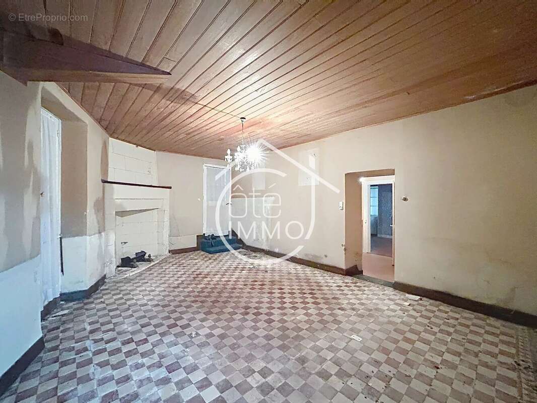 Saint-Philippe-d'Aiguille : Maison de charme à rénover - photo 13