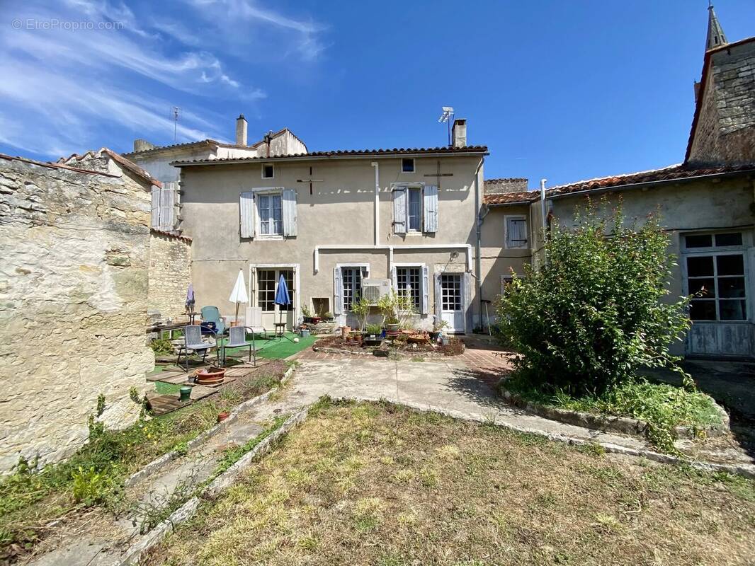 Maison à AIGRE
