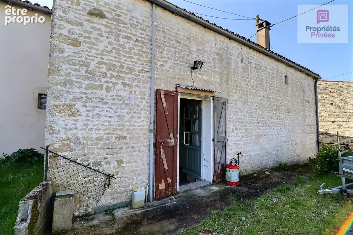 Maison de bourg mitoyenne à rénover sur 2 niveaux avec cave - photo 2