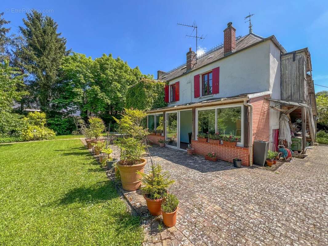 Maison à LE MESNIL-SAINT-DENIS