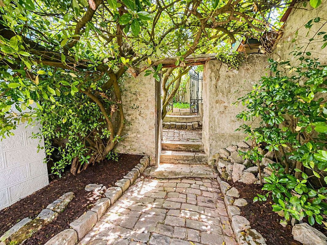 Maison à FOLLAINVILLE-DENNEMONT