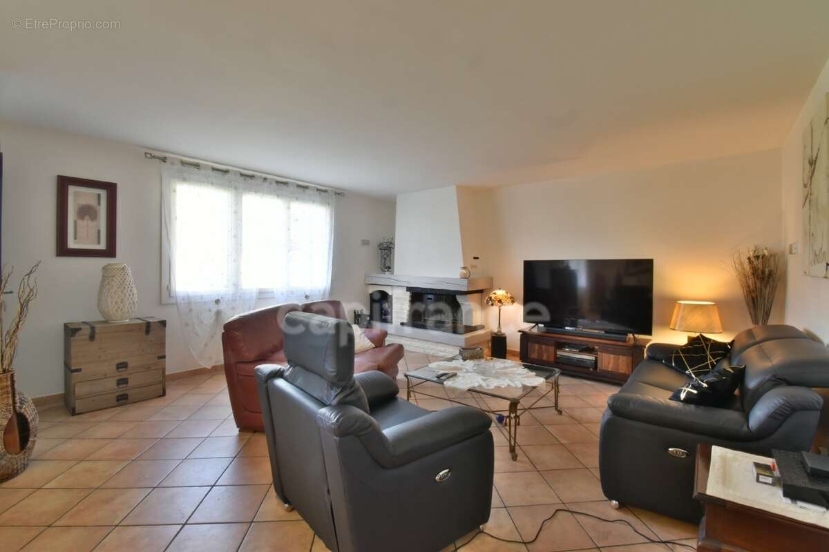 PEYRUIS (04) Villa de 247 m2 avec piscine édifiée sur une parcelle de 2400 m2 - photo 6