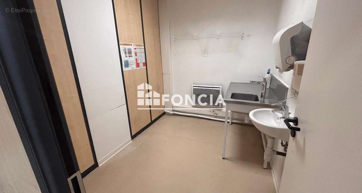 Cannes la bocca centre plateau de bureaux de 127m2 modulable pmr 2 box - photo 5