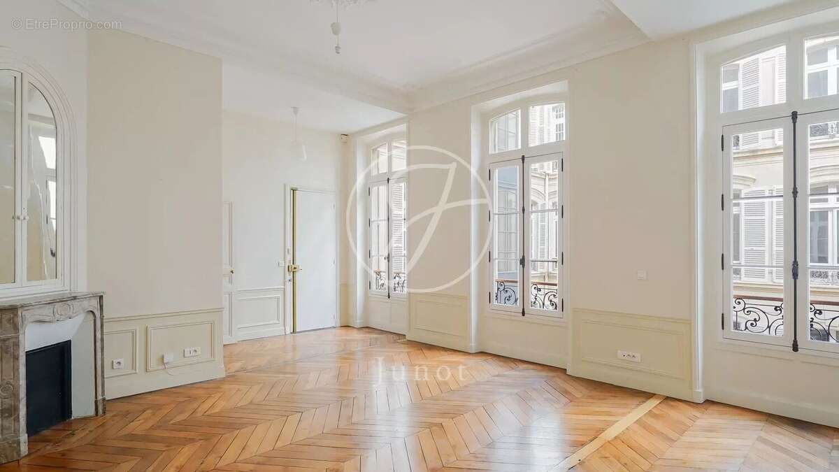 Appartement à PARIS-8E