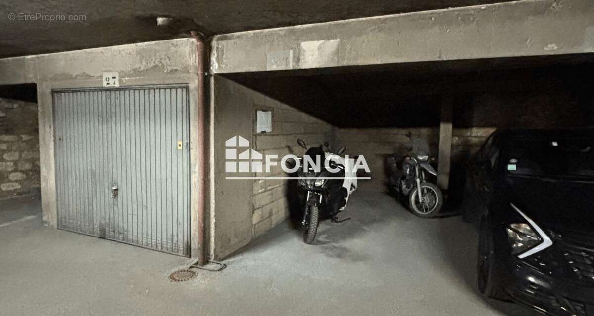 Parking à PARIS-18E