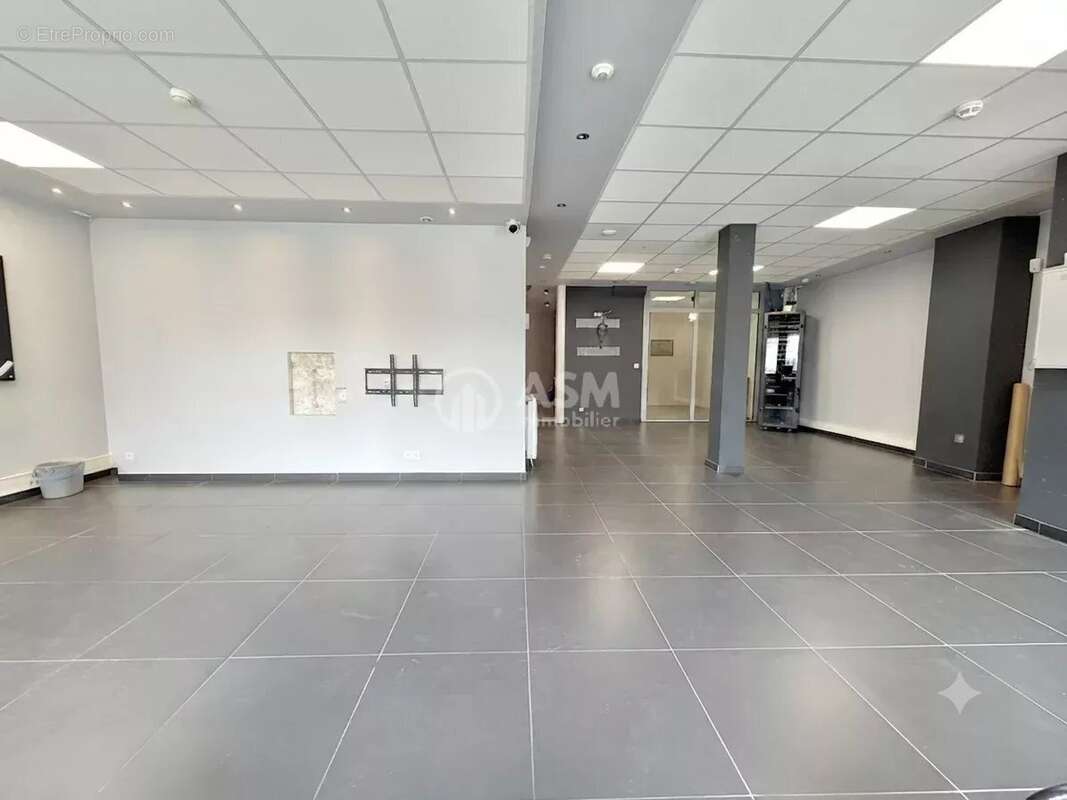 A VENDRE - Local Commercial Touche Activités avec Extraction – 140m2 - COURBEVOIE BECON ( limite île de la Jatte) - photo 4