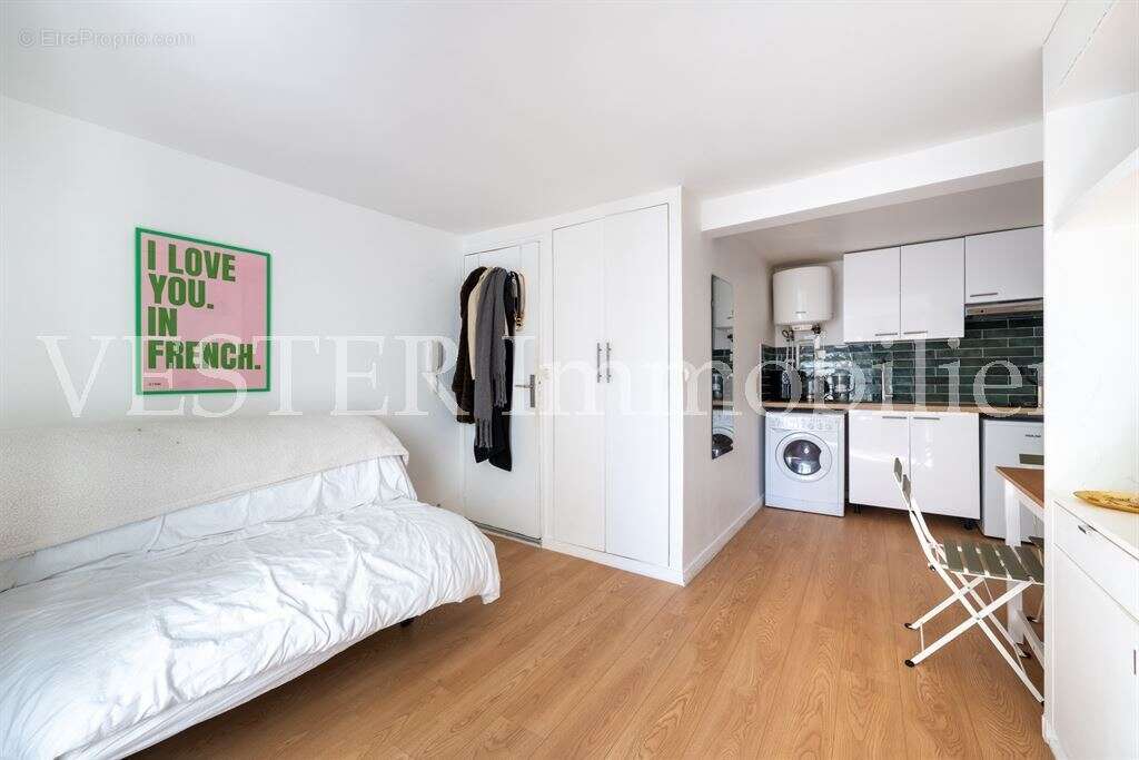 ABBESSES - Très beau studio de 20m² au calme refait en 2020 - photo 2