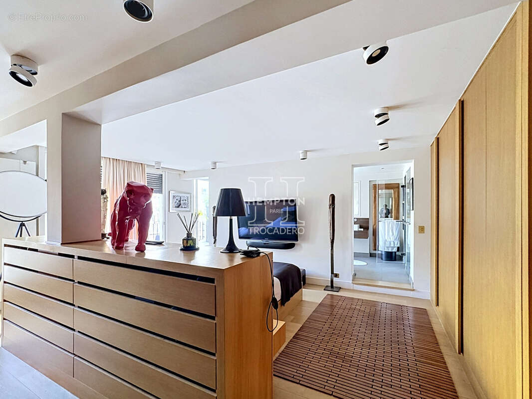 Appartement à PARIS-16E