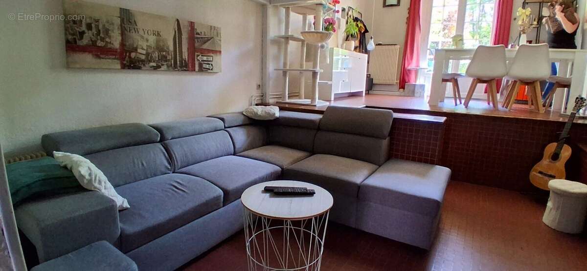 Séjour lumineux offrant un espace de vie agréable et fonctionnel - Appartement à LOUVIERS
