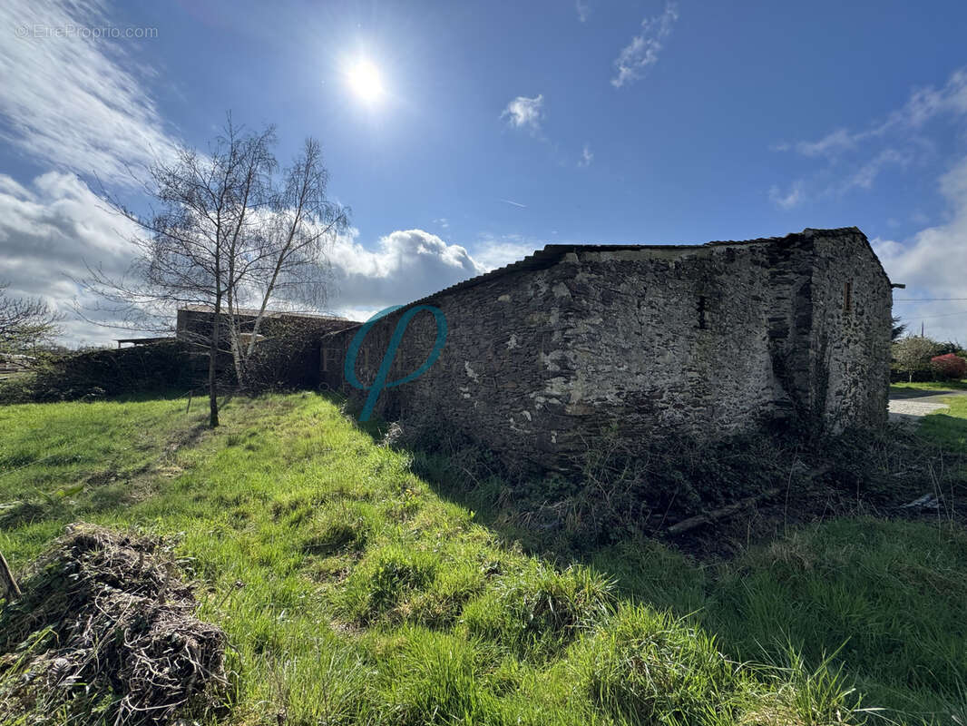 Dépendances à rénover - 76m2 - photo 2