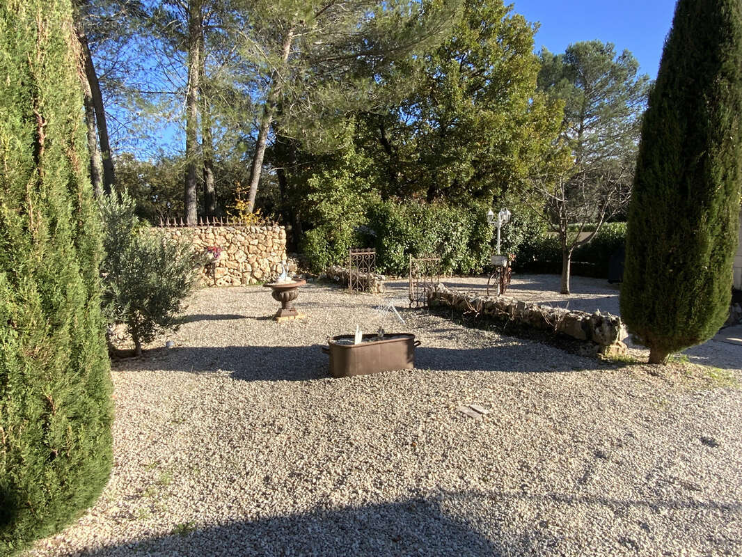 Charmante villa de plain pied sur un beau terrain arboré avec piscine. - photo 13