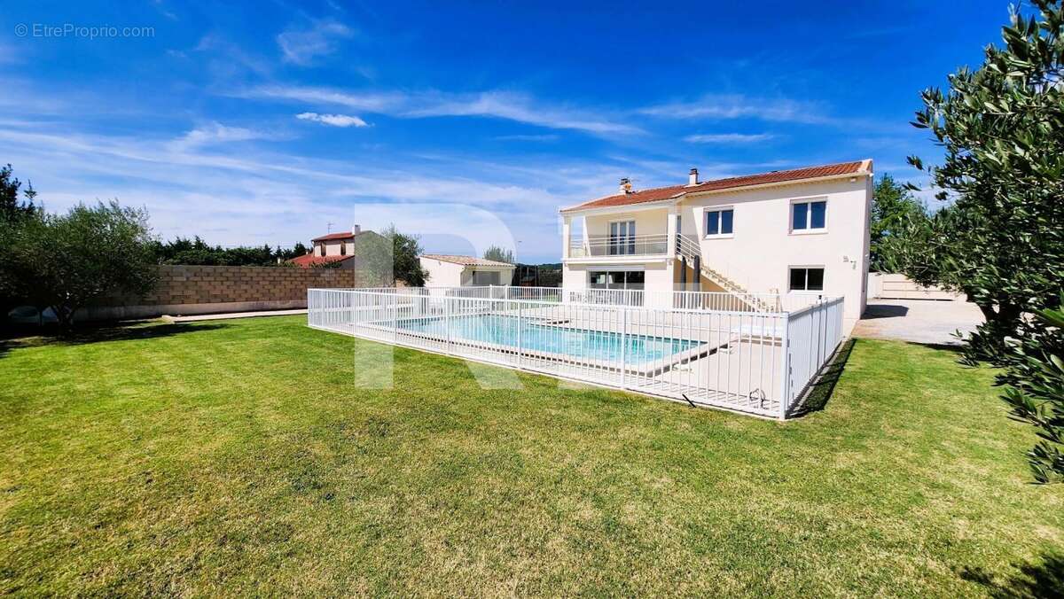 Maison à SAINT-CHAPTES