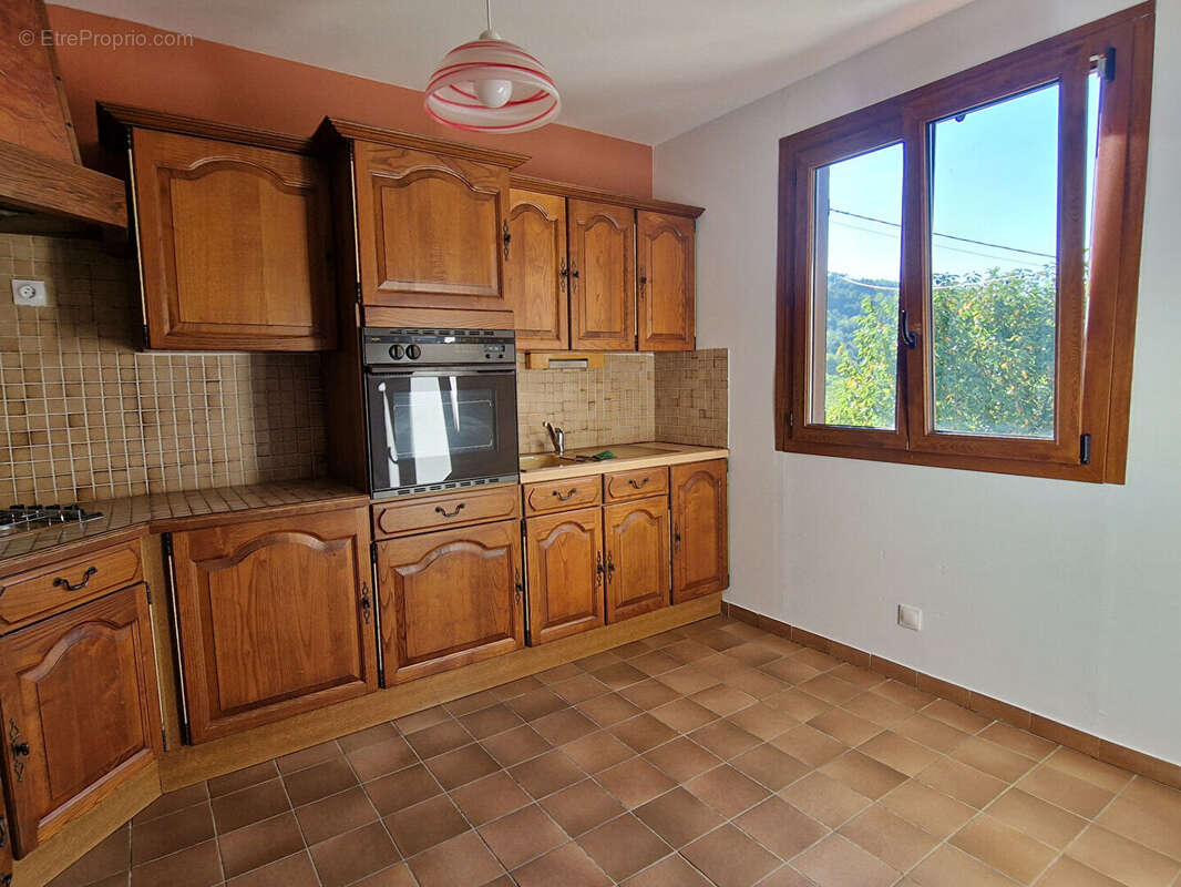 Maison sur deux niveaux avec terrain de 1 500 m² et garages - photo 4