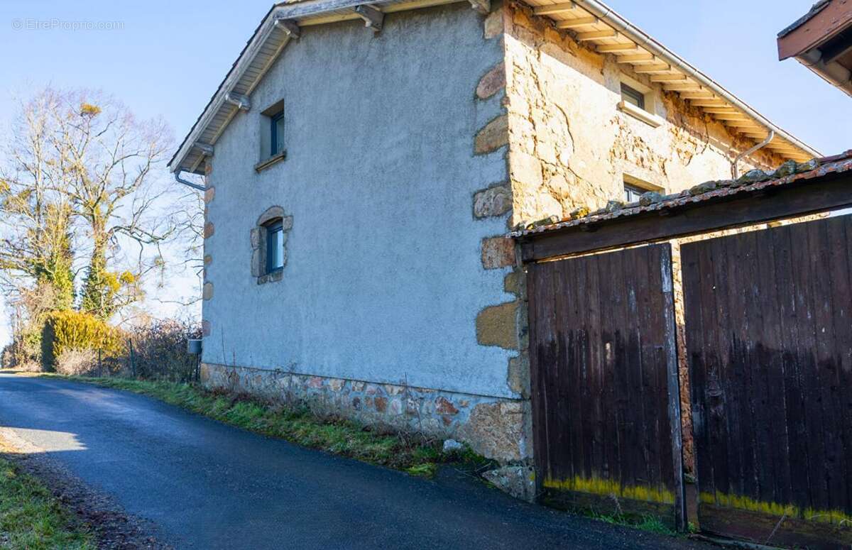 Corps de ferme sur 990 m² de terrain - photo 5