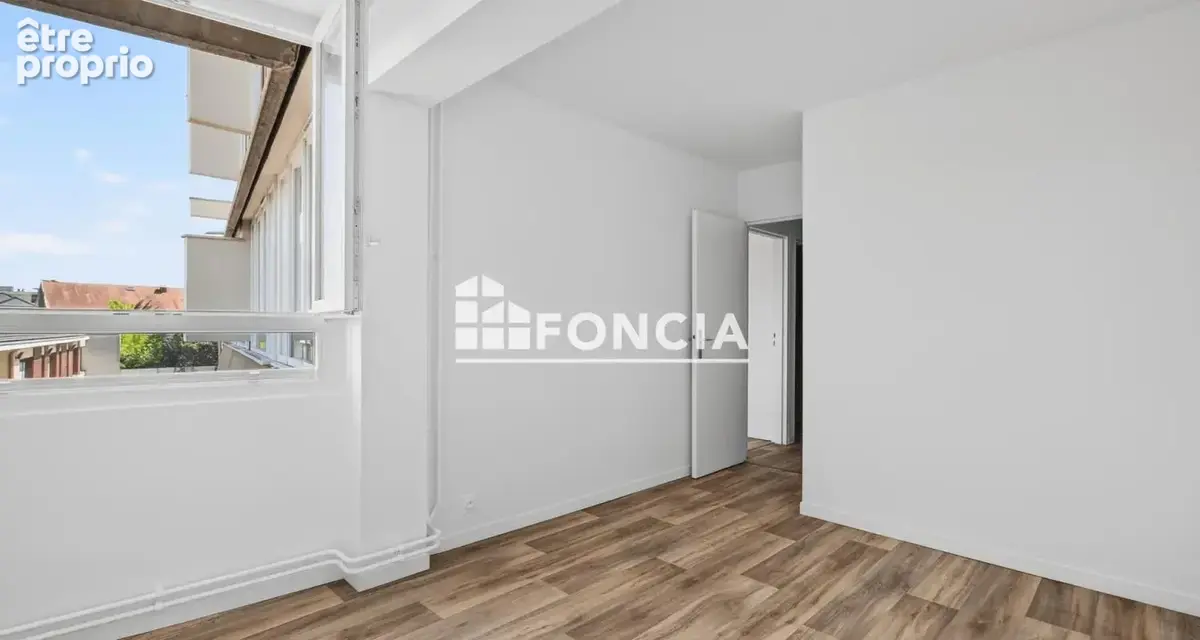 Opportunité : appartement T4 rénové avec balcon et parking, avenue Carnot à Trappes, aux portes de la gare - photo 5