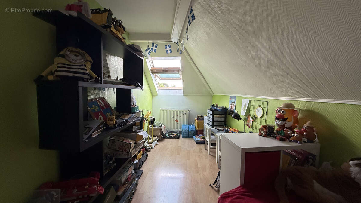 Située en plein coeur de Seclin, cette maison semi-mitoyenne de type bel étage dispose d'environ 95 m2 habitab - photo 5