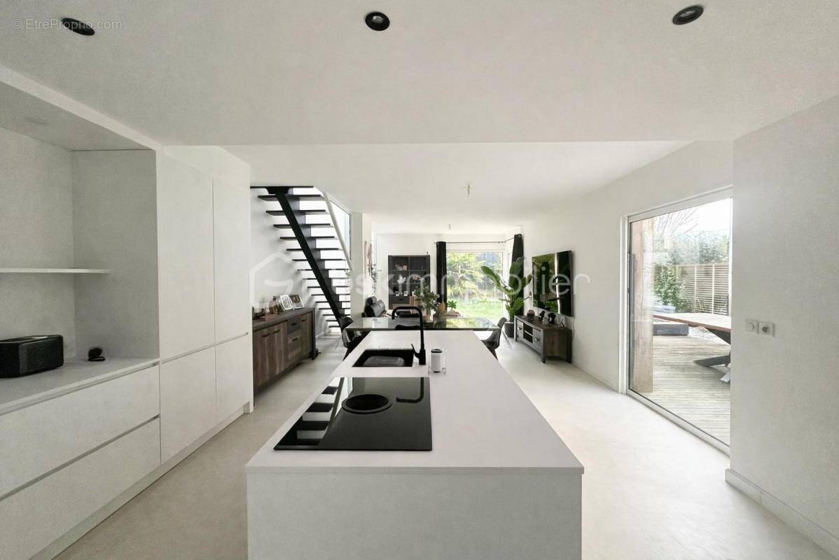 Maison à LA CHAPELLE-DES-FOUGERETZ