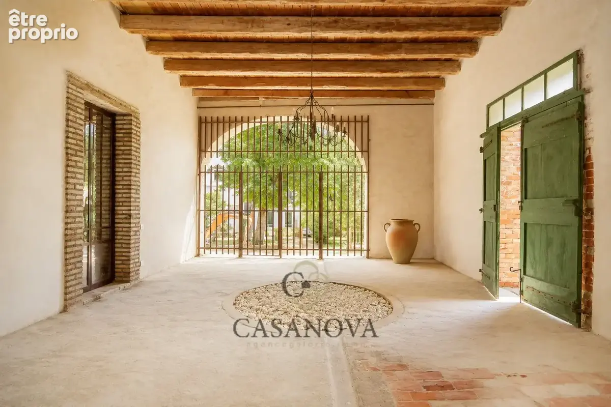 Domaine de caractère du XVIIe siècle sur 6.5 hectares avec près de 3 000 m² bâtis - photo 7