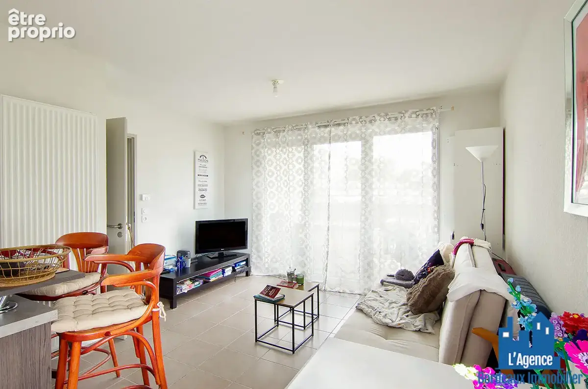Exclusivité !!! bassens - secteur parc beauval - appartement type 2 de 39 m² avec  terrasse + 1 place de parking. michaël vigier - photo 2