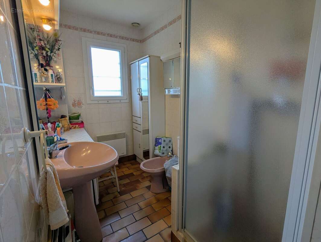salle d'eau (rez-de-chaussée) - Maison à GRANDCAMP-MAISY