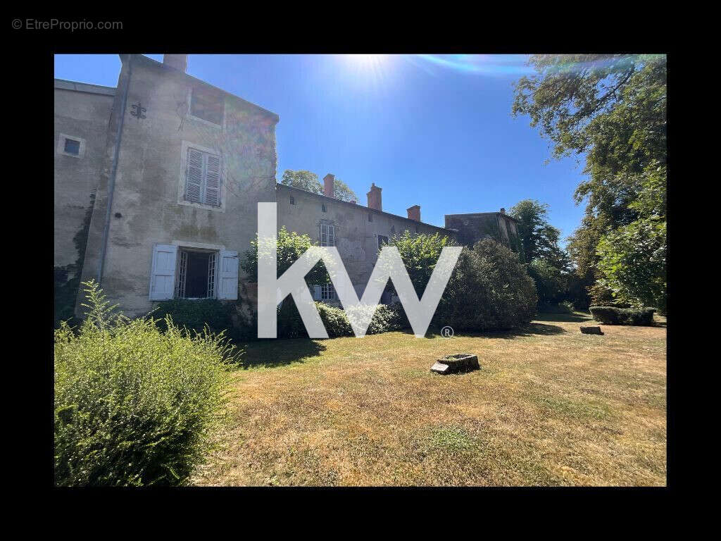 Maison 576 m² à Chambeon  - photo 2