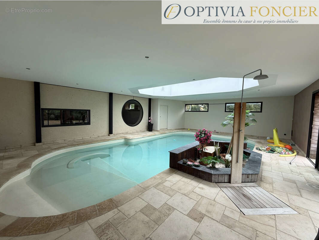 Propriété T7 395 m2 - 6 300 m2 de terrain - 5 garages - Piscine intérieure chauffée - photo 5