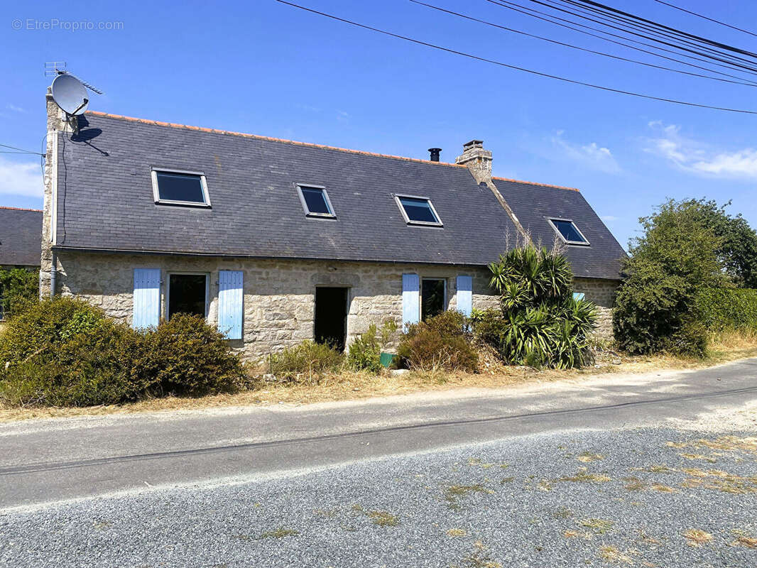 LOCTUDY. Maison de pays en pierre, à quelques minutes du littoral. - photo 2