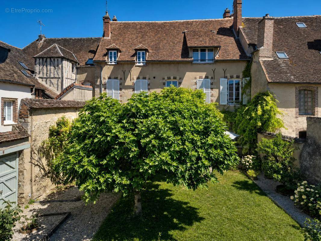 Maison à VILLENEUVE-SUR-YONNE