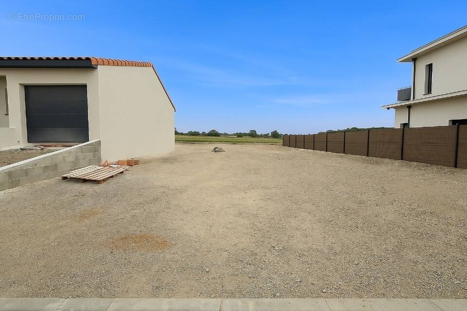 Terrain à SAINT-JEAN-LASSEILLE