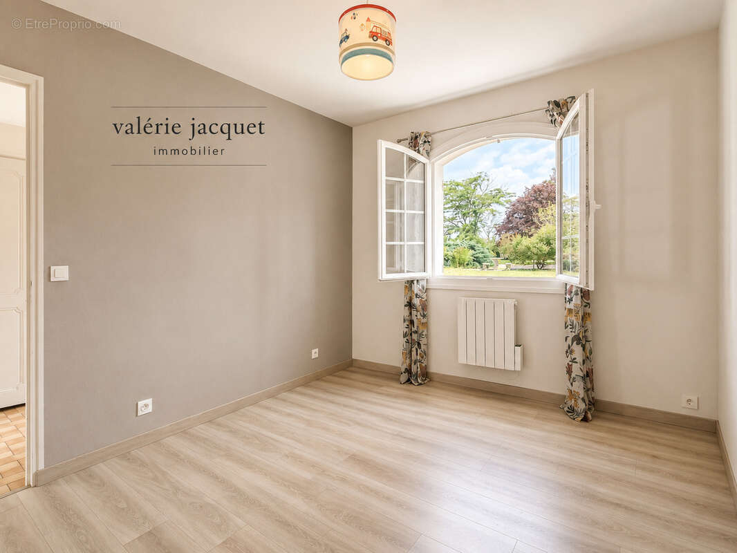 Maison familiale de 4 chambres avec vie de plain-pied   3 150 m2 de terrain   À 5 minutes à pied du centre-vil - photo 8