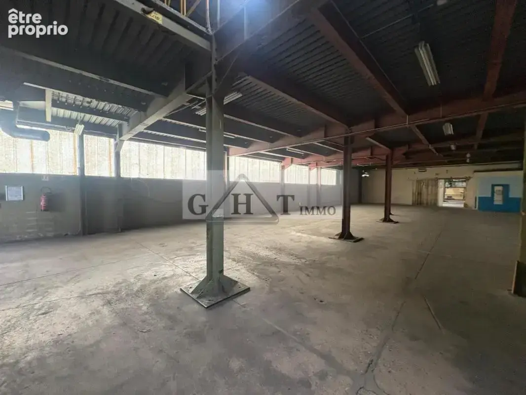 Entrepot 3700 m² a vendre a vaux le penil - photo 3