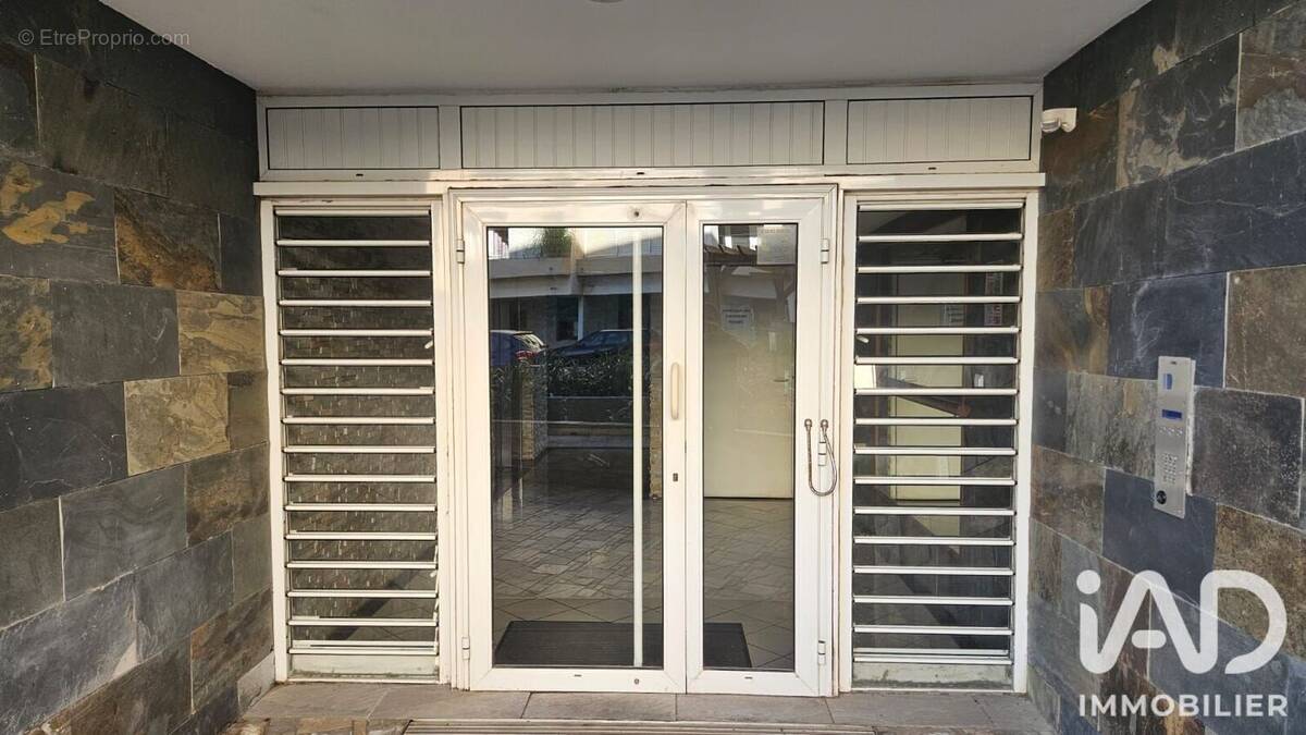 Photo 1 - Commerce à SAINT-PIERRE