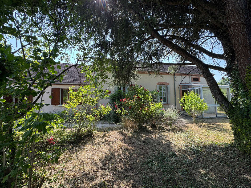 Maison à SAINT-REMY-EN-ROLLAT