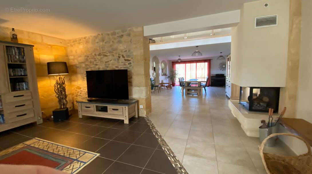 Maison à SAINT-CHRISTOLY-DE-BLAYE