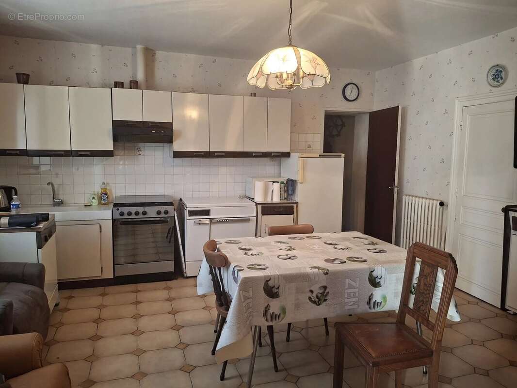 Charmante maison familiale de bonne taille à moderniser plus grange et autres dépendances - photo 5
