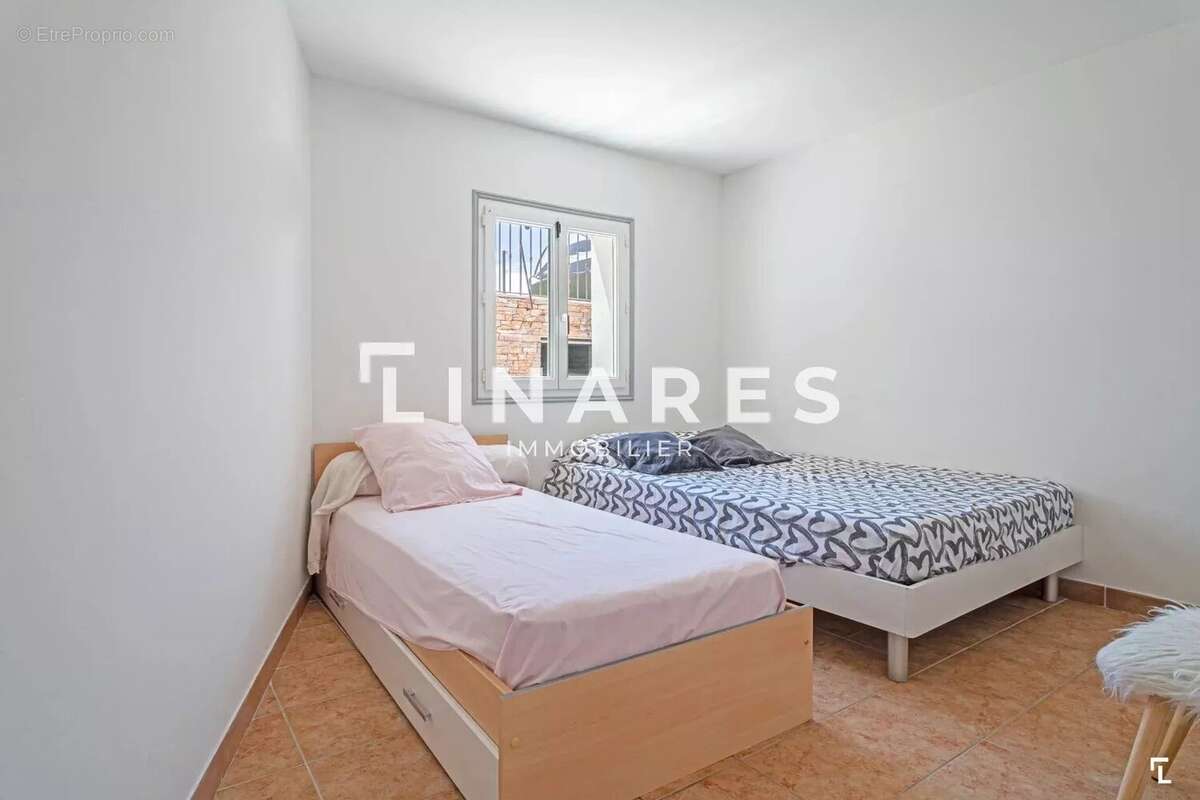 LA CEYRESTAINE  - Villa T7 de 225m2 - Terrain 759m2 - PISCINE - 13600 CEYRESTE - photo 15