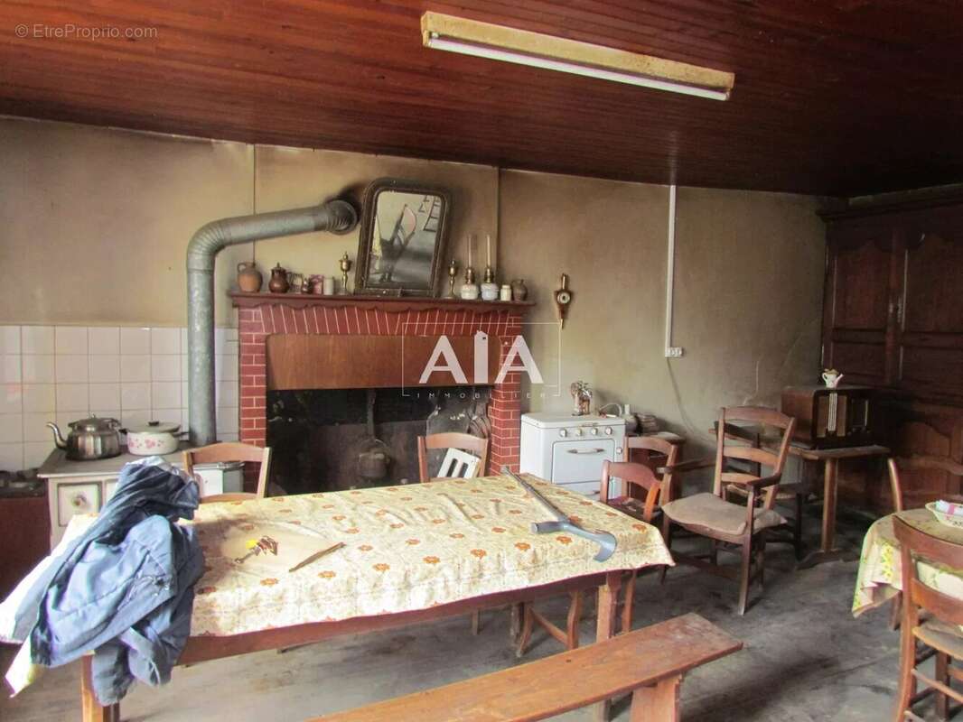 Maison à LES ADJOTS