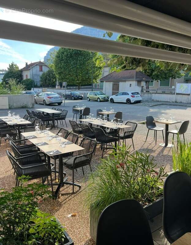 Commerce à LA TERRASSE