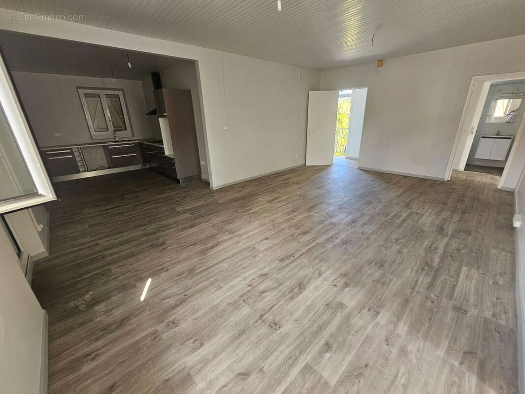 Commerce à BASSE-POINTE