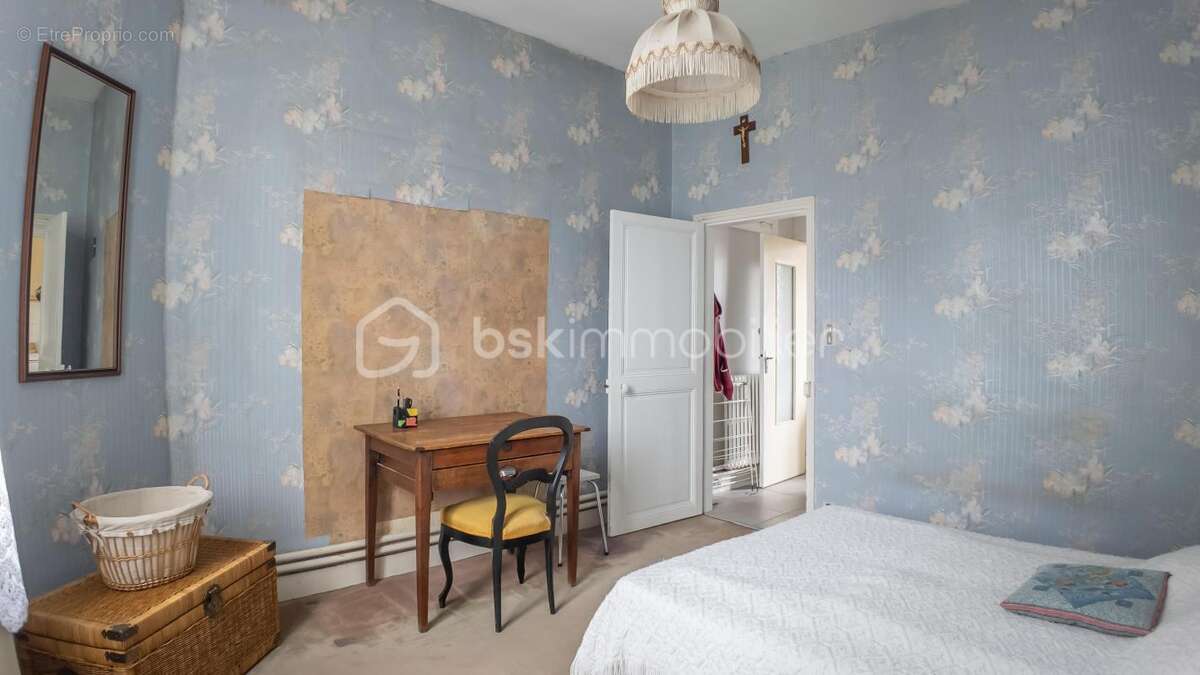 Charmante maison de caractère avec son agréable terrain, sa grande cave (et chaufferie) dans un quartier prisé et recherché de l - photo 13
