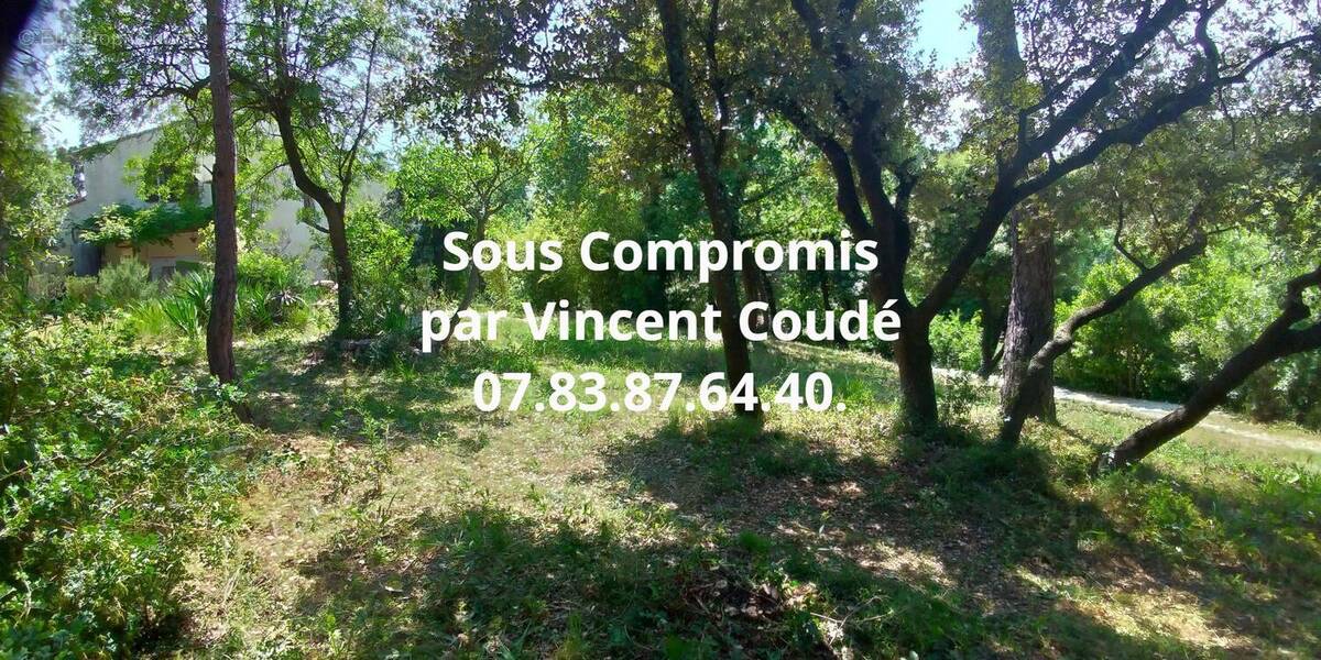 Terrain à SAINT-CLEMENT-DE-RIVIERE