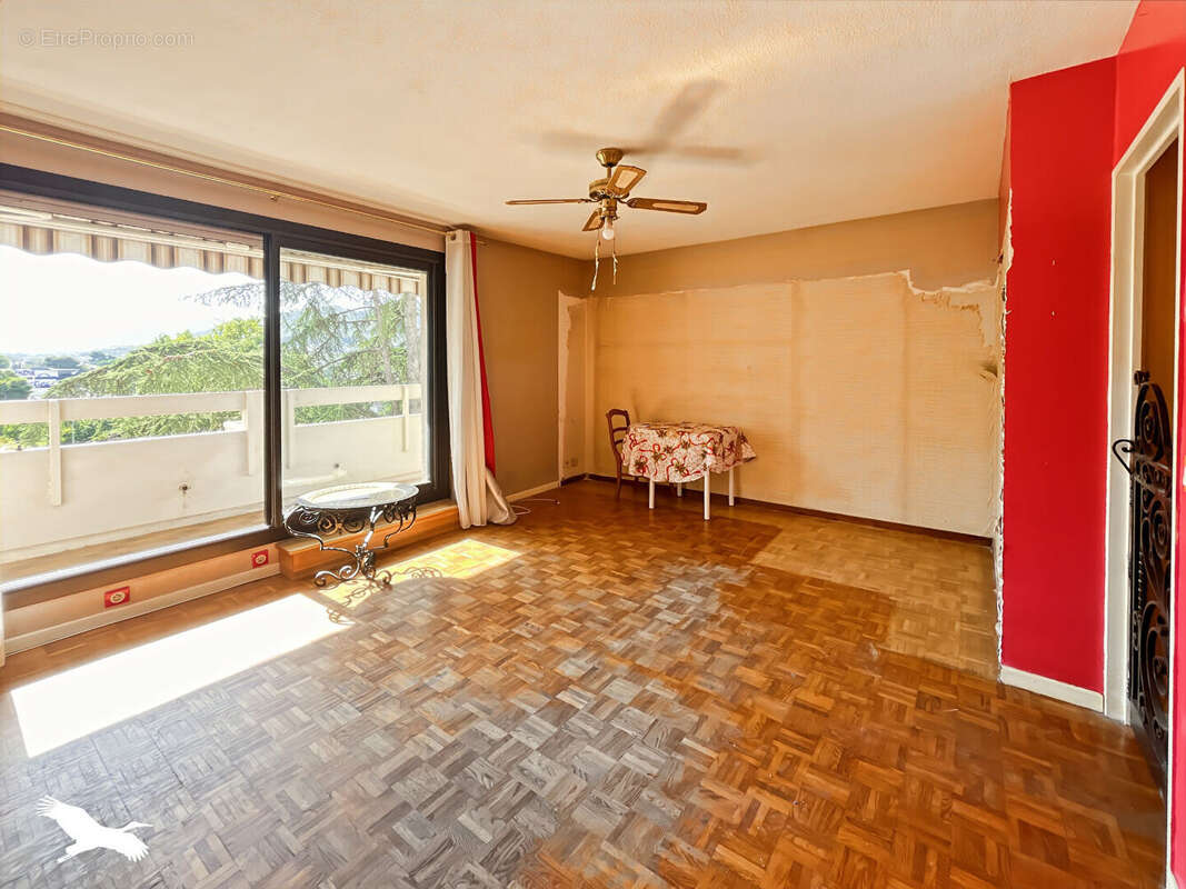 À VENDRE - MARSEILLE 11e (La Montre / La Valentine) - Charmant T2 de 41 m² avec terrasse, vue collines, garage et cave - photo 6