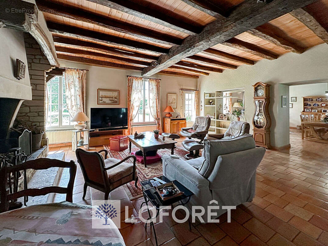 Maison à SAINT-GENIS-DE-SAINTONGE