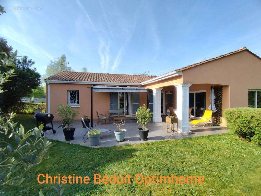 Charente, proche La Rochefoucauld, maison de plain-pied 139 m², garage, carport, terrain 2957m² - photo 5