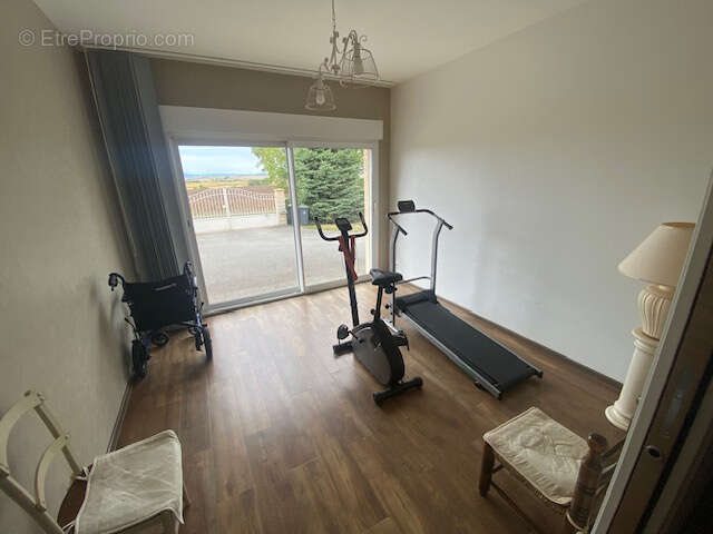 Très belle maison de plain-pied avec garage et double garage sur beau terrain de 2700 M2 - photo 11