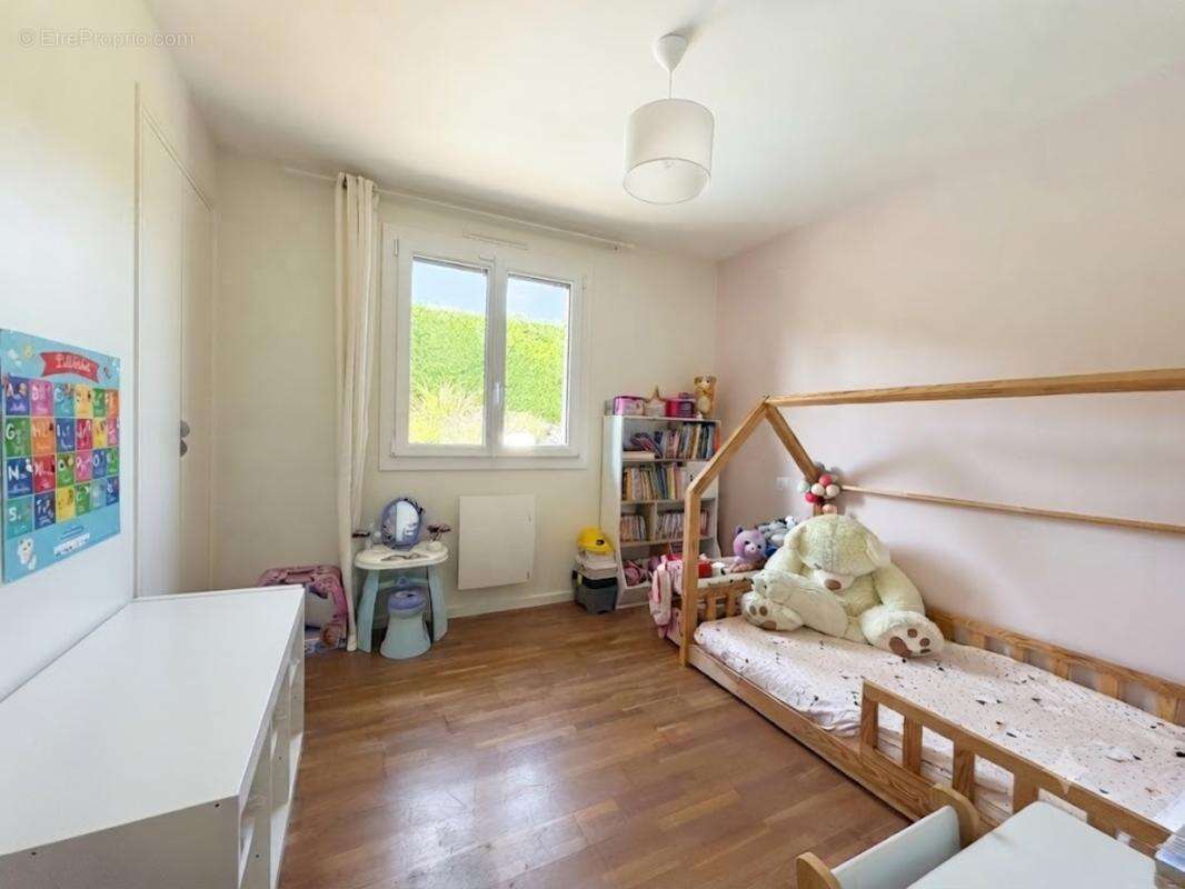 Maison à vendre La Roche-Blanche (63670) – Villa 7 pièces 172 m² avec piscine et vue imprenable - photo 11