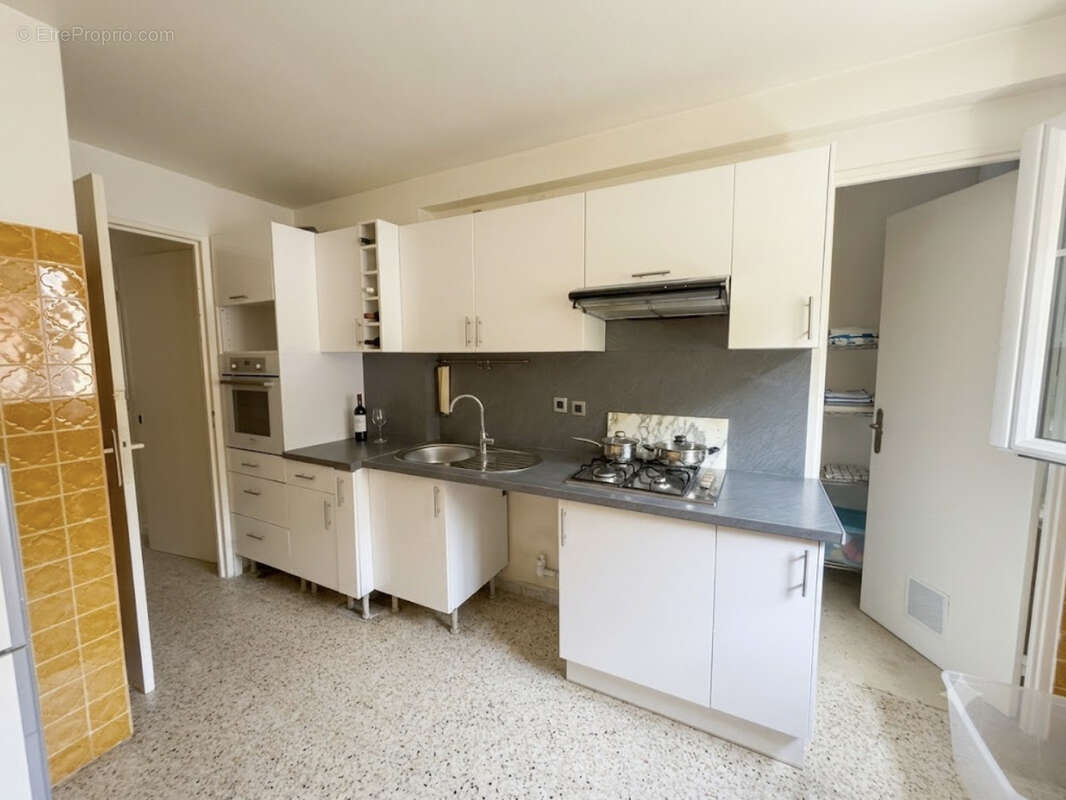 4 pièces, 2/3 chambres de 67,10m2 traversant avec double balcon, fort potentiel ! - photo 3